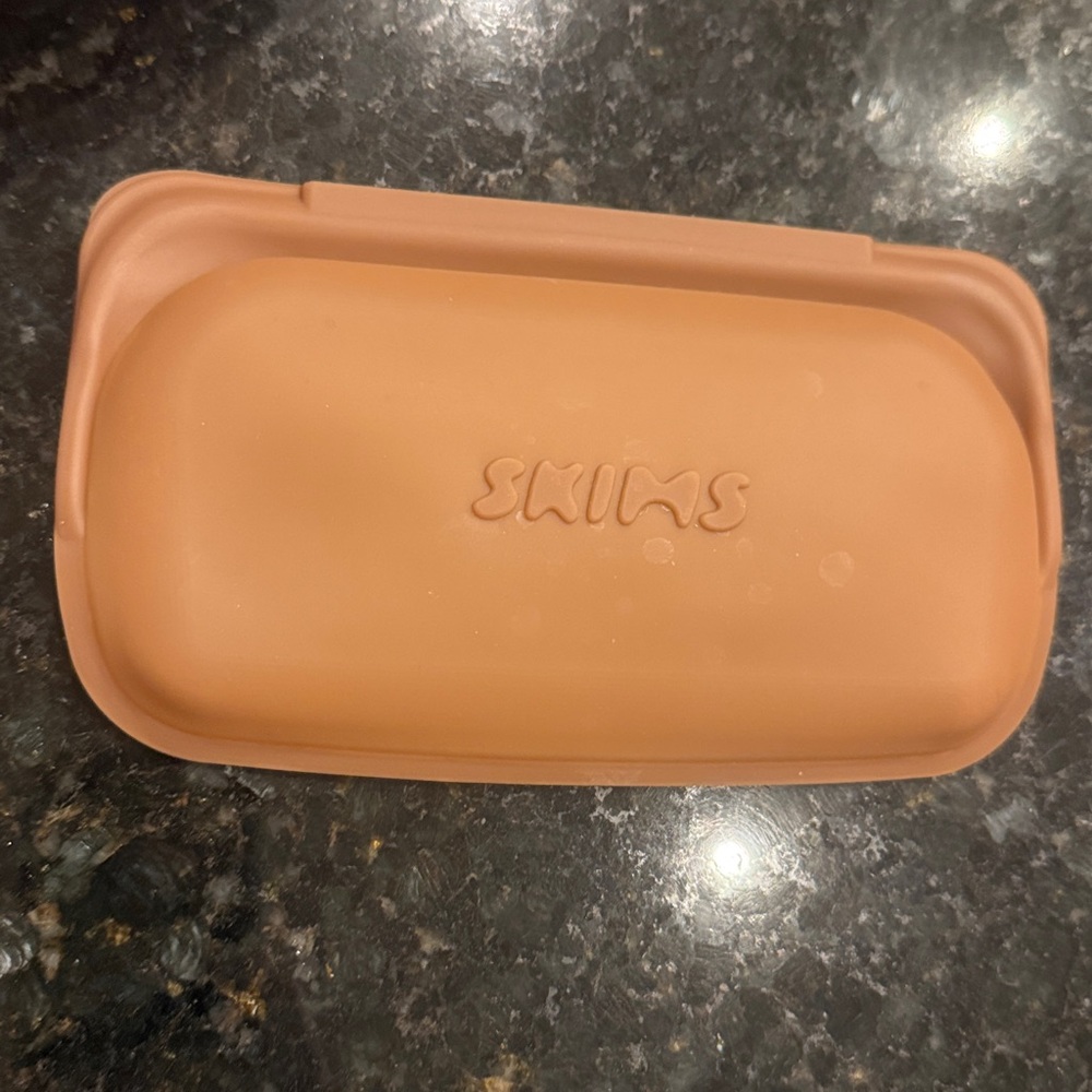 SKIMS Silicone clutch purse